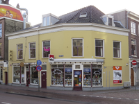 908725 Gezicht op het winkelhoekpand Nobelstraat 141 te Utrecht, met rechts de Ambachtstraat.N.B. bouwjaar: 1900, met ...